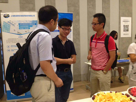 威客电竞CMC部分副主任黄冲和参会职员交流