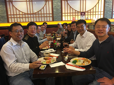 汪俊博士（右3）和专家们先容威客电竞的最新海内大事记