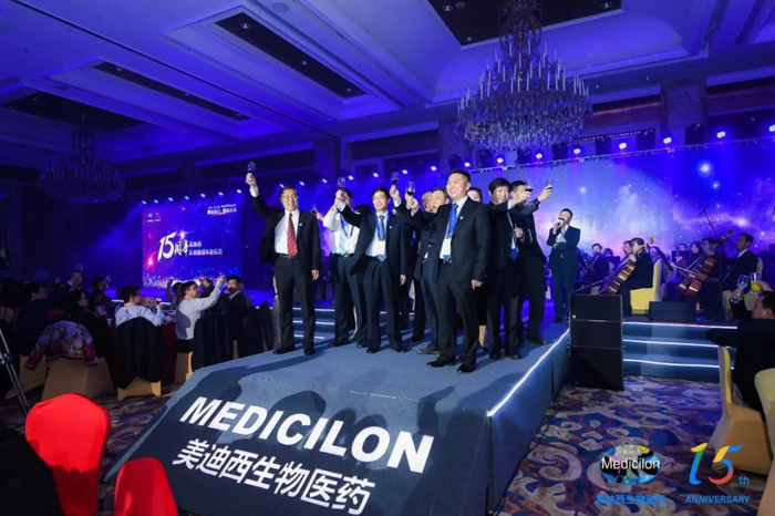 威客电竞CEO陈春麟携高管团队敬酒