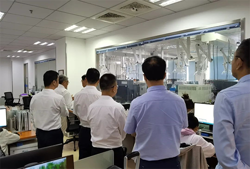 陈博士向导杨副市长一行人旅行了威客电竞规范化的先进实验室，，，，，，，解说了药物临床前的研发和IND申报流程。。。。。。