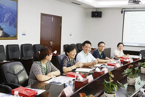 宜昌人福药业副总裁、总工程师李莉娥，，，，，，，产品开发中心主任吕金良，，，，，，，副主任吴有斌、曲龙妹等