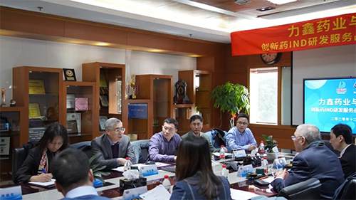 威客电竞首创人&CEO陈春麟博士、化学部与生物部高级副总裁任峰博士、药代动力学与生物剖析部副总裁辛保民博士、商务生长部副总裁蔡金娜博士等出席签约仪式。。。。。