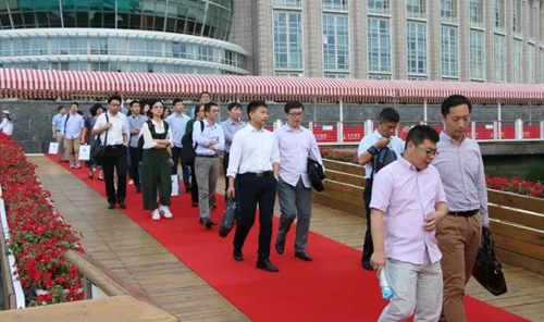 晚宴伊始，，，，，，，，前来加入晚宴的嘉宾们纷纷踏上红毯，，，，，，，，前往码头