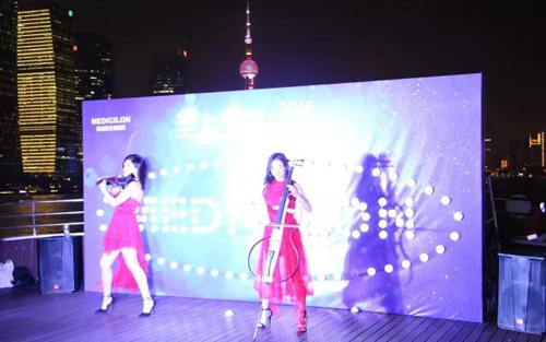 迷人的提琴演出者们带来魅力四射的演出